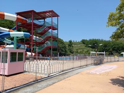 워터슬라이드 시설이 완벽하고 어른용 수영장과 어린이들이 즐길수 있는 얖은 물놀이장이 갖춰진 워트파크장