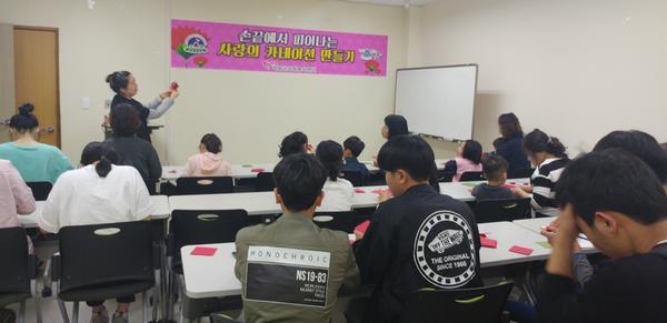 하동군자원봉사센터, 가족봉사단·청소년봉사자 가정의 달 카네이션 만들기