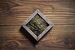 Use dried tea leaves as deodorant