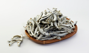 Use tea leaves for stir-fried anchovy dishes.