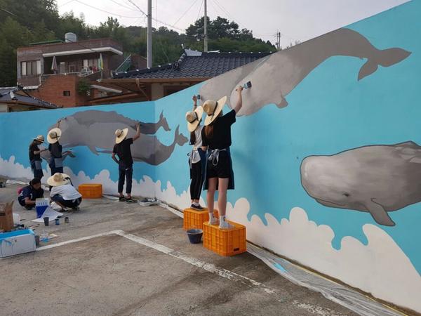 하동군자원봉사센터, 재능기부봉사단 ‘하늘을 헤엄치는 돌고래 가족’ 표현