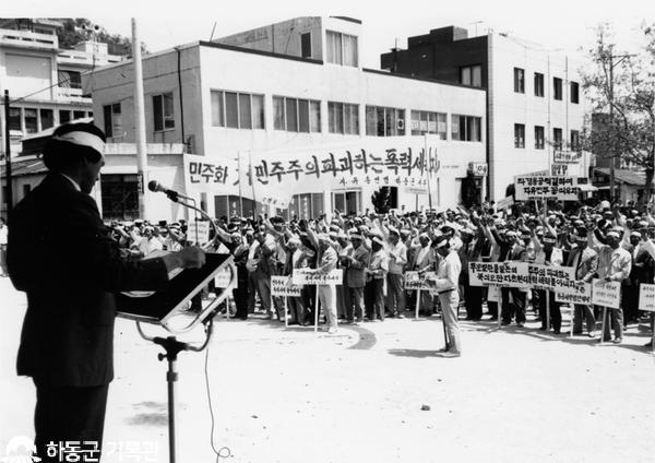 1989. 자유총연맹 집회와 행진. 세계정세가 변화하는 과정속에 통일논의가 전국적으로 확산되자, 자유총연맹은 통일논의 반대 집회와 행진을 이어갔다. 