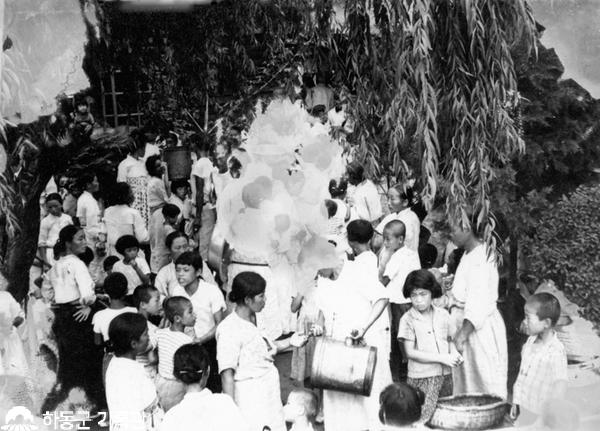 1958.08.18. 하동읍사무소 앞에 모인 수재민 모습