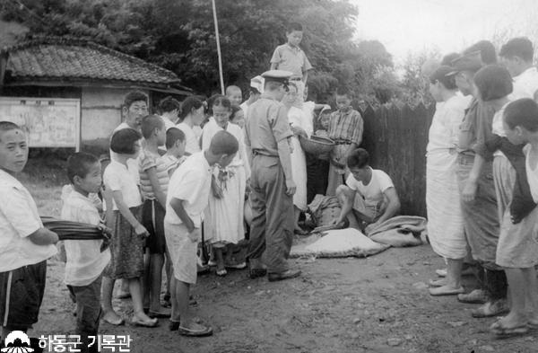 1961.07.09. 섬진강 침수로 인한 이재민에게 읍에서 식량을 배급하였다.