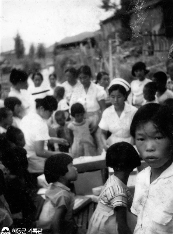 1961.08.25. 수해 피해를 입은 읍민에게 무료 의료 봉사하고 있는 모습