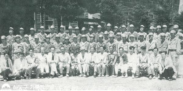 1949.7.16. 대한청년단 하동군 단원들의 군사훈련 기념(하동국민학교)