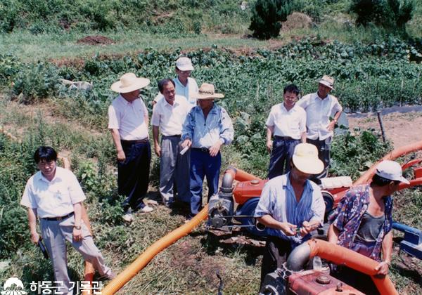 1994. 가뭄지역 현장방문(진교면월운)